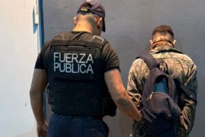 Fuerza Pública aprehende a presunto cazador armado y le decomisa un venado muerto